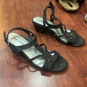 size 7M easy street heathered grey small heel